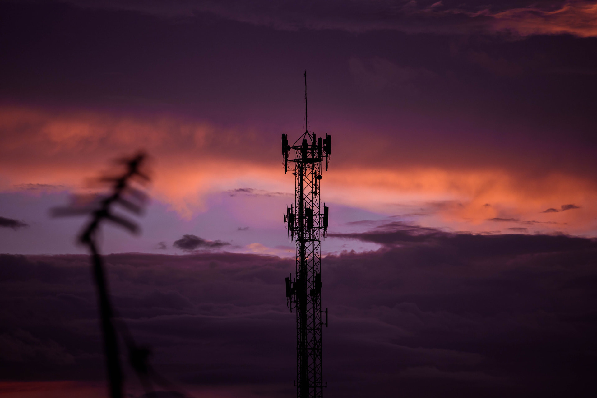 Torre de telecomunicaciones al atardecer: infraestructura de red desplegada en territorio mexicano
